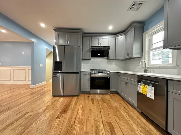 25 Herbert St Floor 2, Melrose, MA 02176
