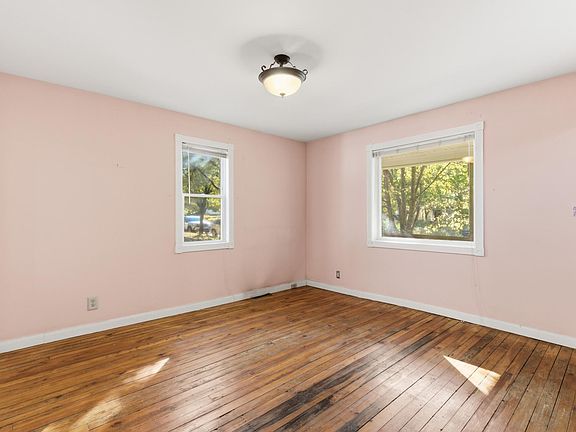 5th image of 882 Raymond Ave