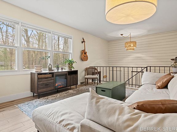 5th image of 15845 Riley St
