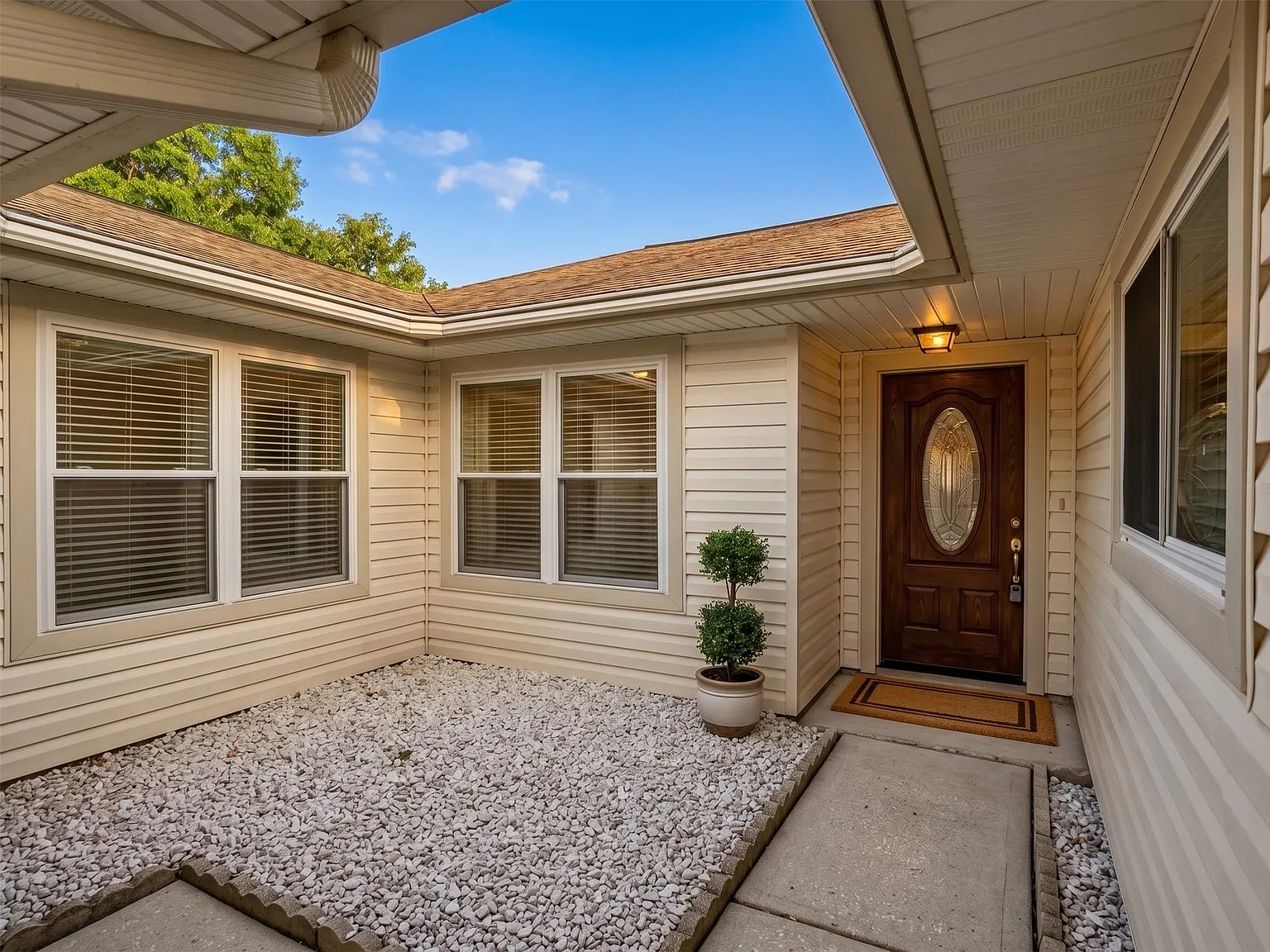 3 bed, 2.0 bath, 1608 sqft, $2,045 — Photo 2