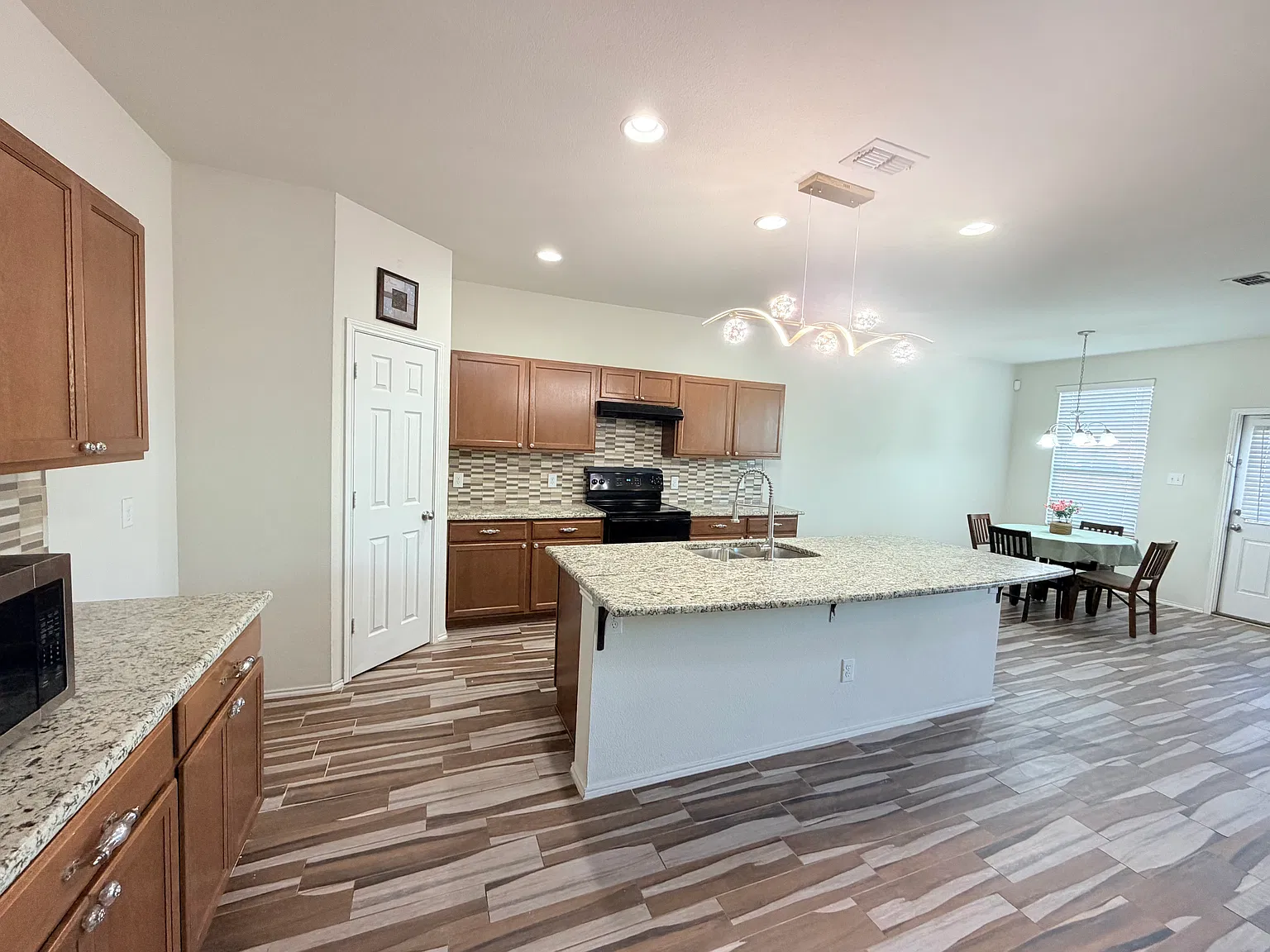 3 bed, 2.5 bath, 2787 sqft, $2,550 — Photo 2