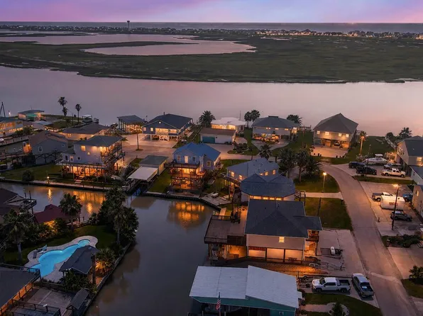 90 Dolphin Ln, Freeport, TX 77541