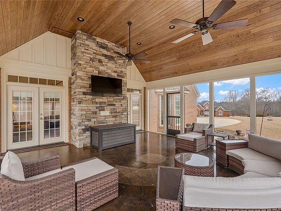 5th image of 100 Farm Terrace Ct