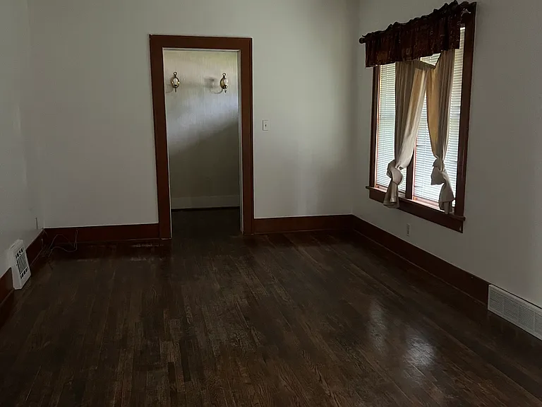 410 Shelton St — Photo 4