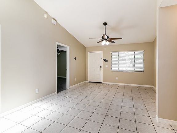 4th image of 724 Iowa Woods Cir E