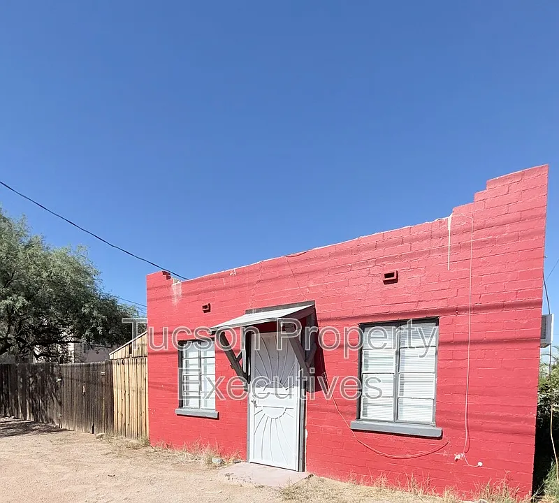 130 E Delano St