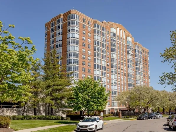 250 E Harbortown Dr APT 1108, Detroit, MI 48207