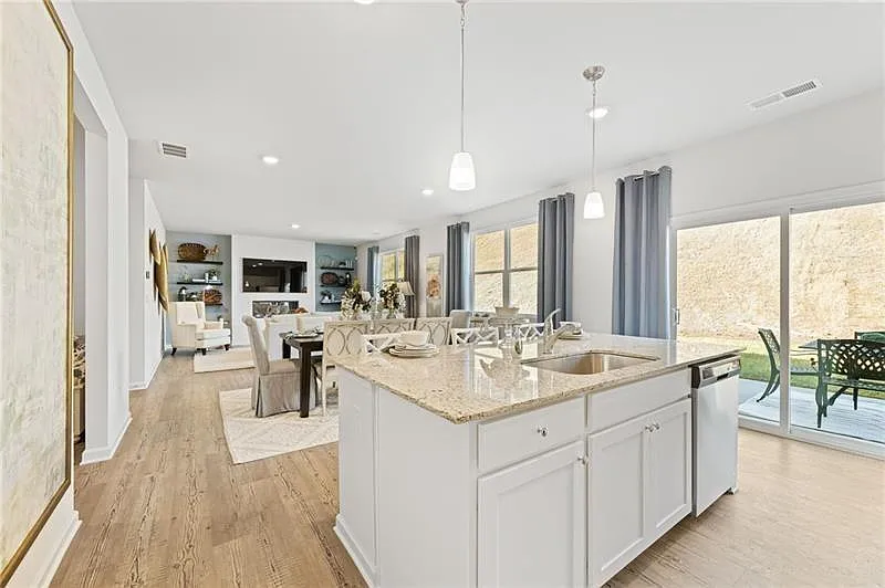 5 bed, 3.0 bath, 2570 sqft, $2,500 — Photo 4