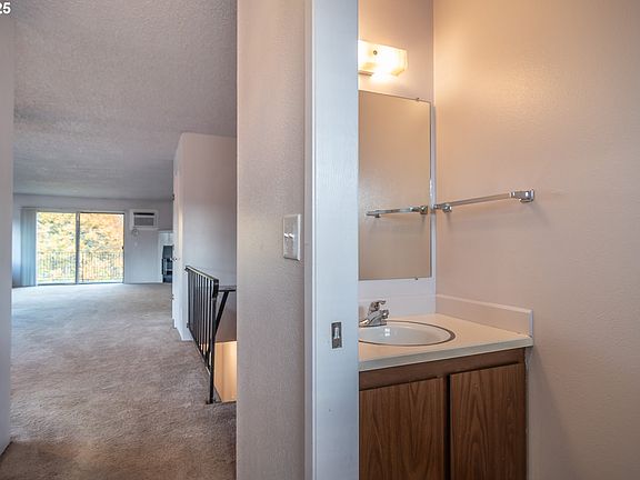 5th image of 1392 SE Court Ave
