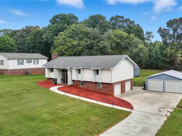 6433 Lamshire Rd, Kernersville, NC 27284