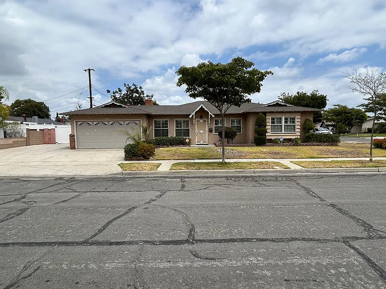 2201 E Standish Ave — Photo 1