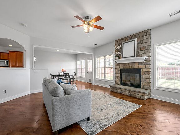 3rd image of 4628 Larkhill Ln