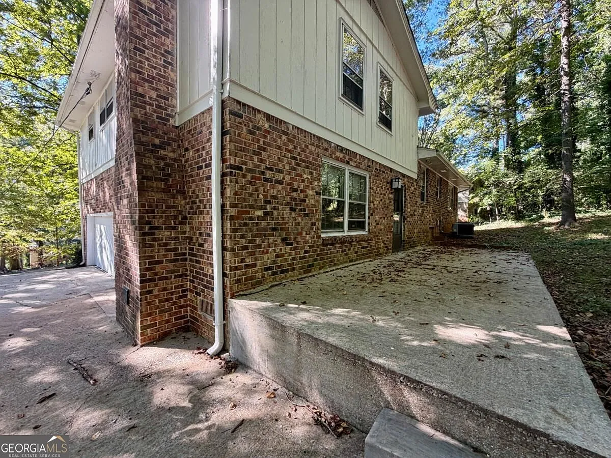 4 bed, 2.5 bath, 2020 sqft, $1,825 — Photo 3