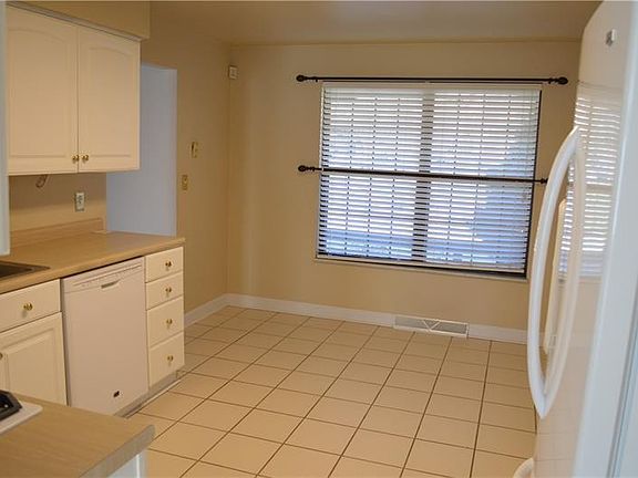 3rd image of 135 Crosswinds Ln