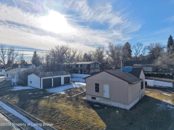 255 7th Ave E, Dickinson, ND 58601
