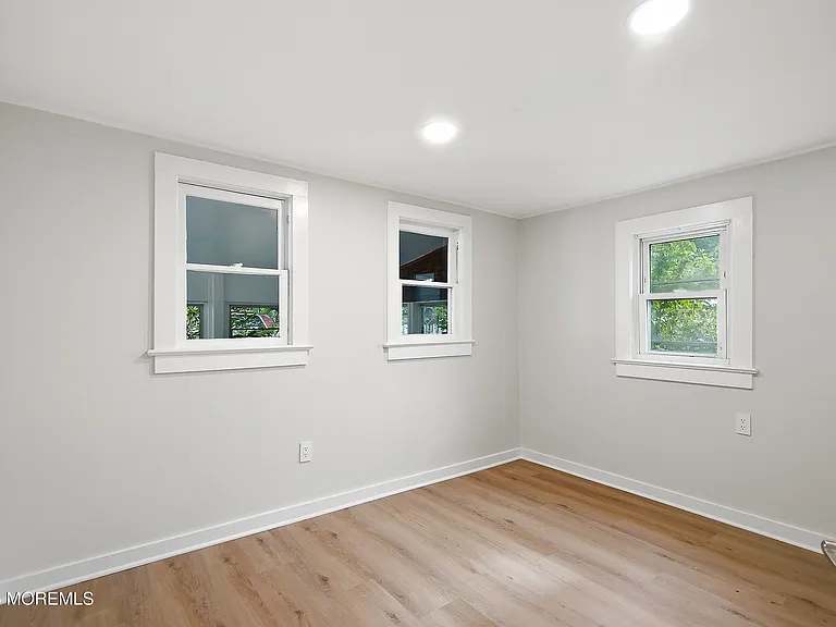 1208 Maplewood Rd — Photo 11