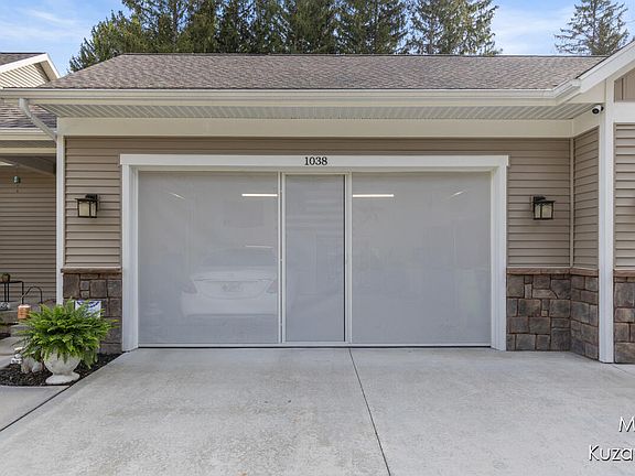 4th image of 1038 Grosvenor Dr #29