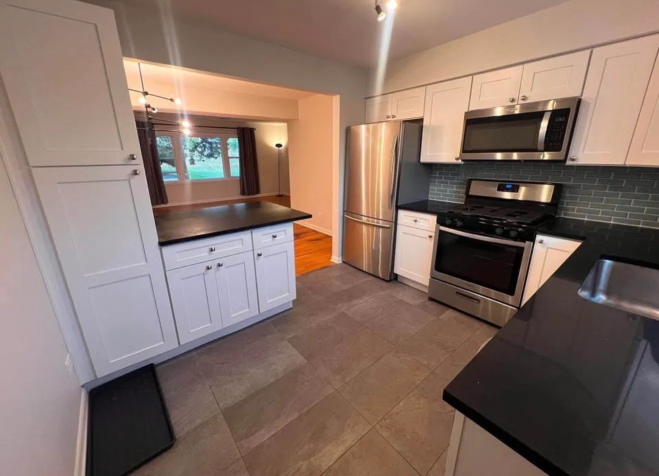 2 bed, 900 sqft, $1,950 — Photo 1