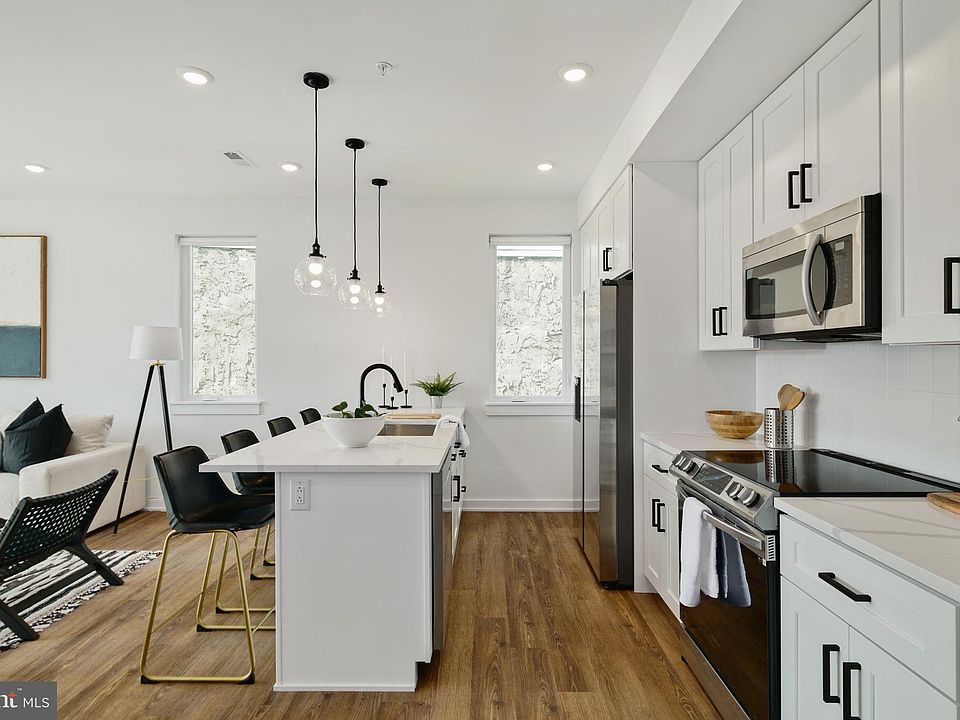1st image of 2421-27 Mascher St #302