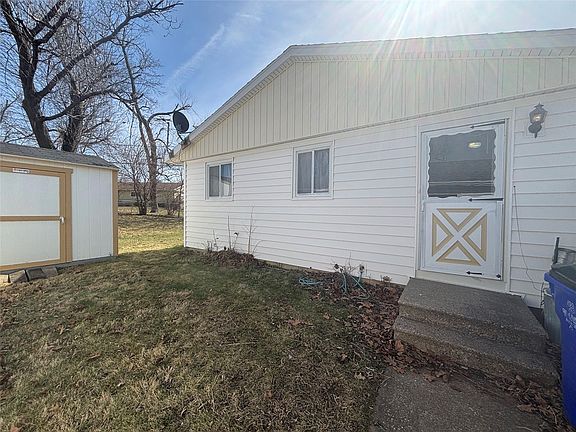 3rd image of 4505 Hiawatha Ave NE