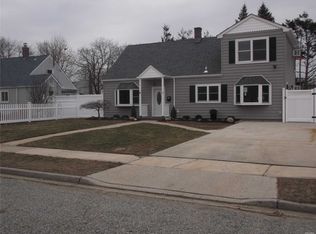 13 Quaker Ln, Levittown, NY 11756