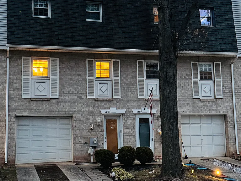 1267 Village Ln — Photo 1