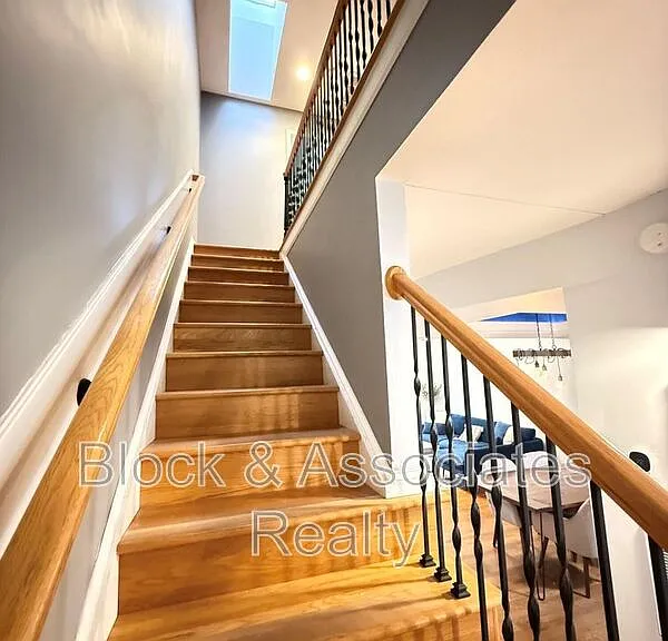 210 E Davie St — Photo 17