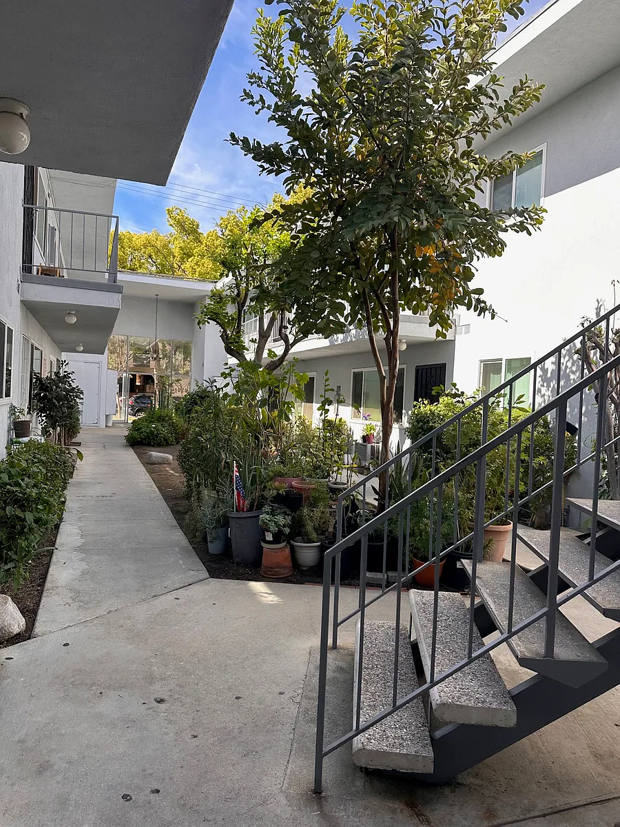 Building Photo - 1020 W Angeleno Ave #7