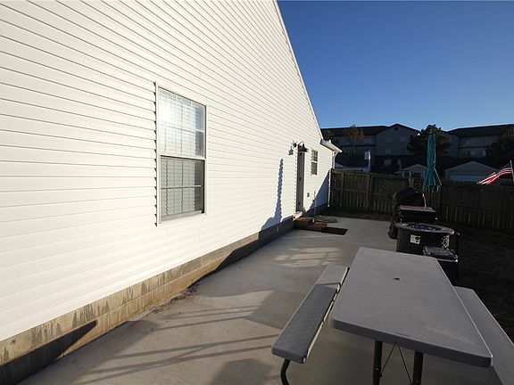 3rd image of 3001 NE 12th St