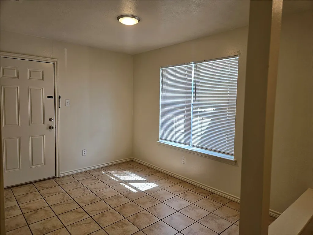 3 bed, 1324 sqft, $1,400 — Photo 3
