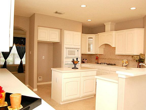 4th image of 3207 W Oaks Blvd