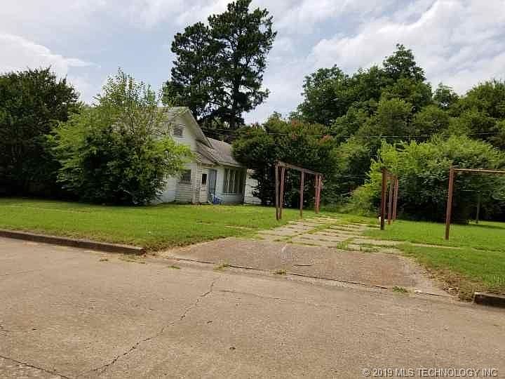 2nd image of 724 E 2nd St