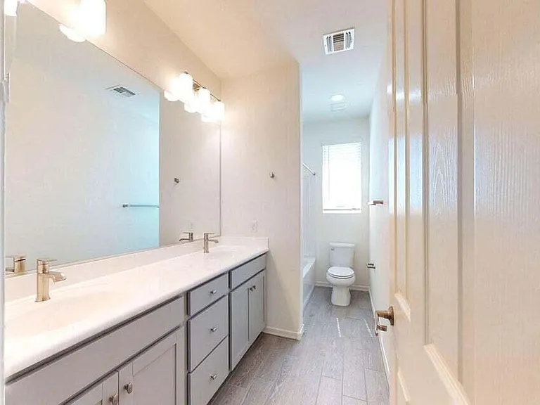 1107 S Vine St — Photo 21