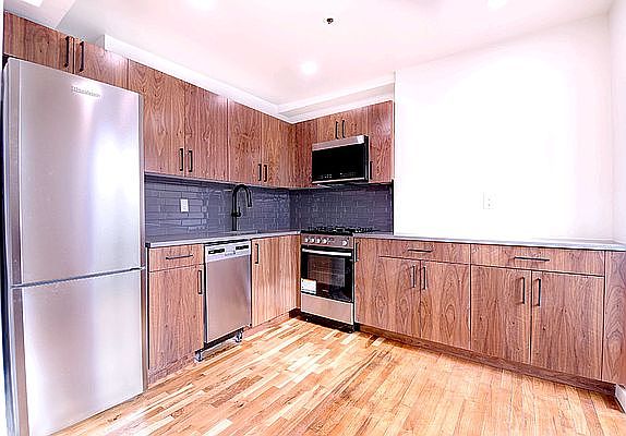 3rd image of 131 E 83rd St APT 4G