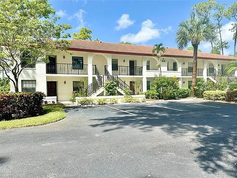 905 Augusta Blvd — Photo 1