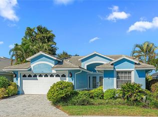 70 Fountain Cir, Naples, FL 34119