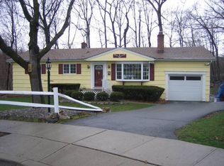 5 Pops Ct, Oak Ridge, NJ 07438