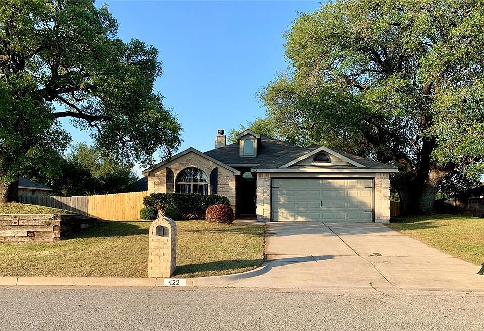 1st image of 422 Willow Creek Dr