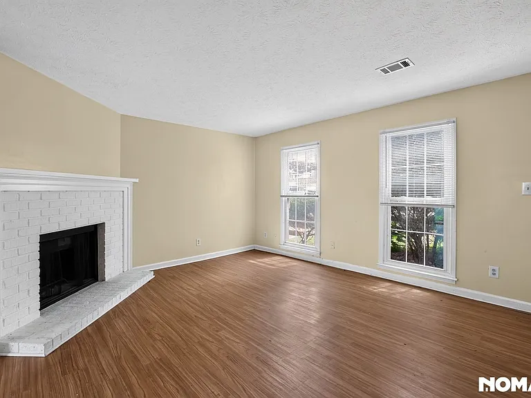 1028 Jeanette Ln — Photo 2