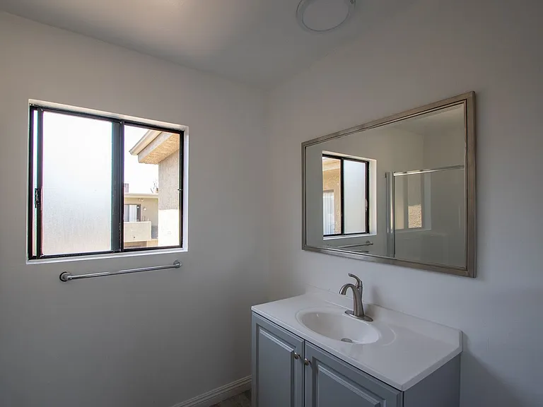 15128-44 Burbank Blvd — Photo 45