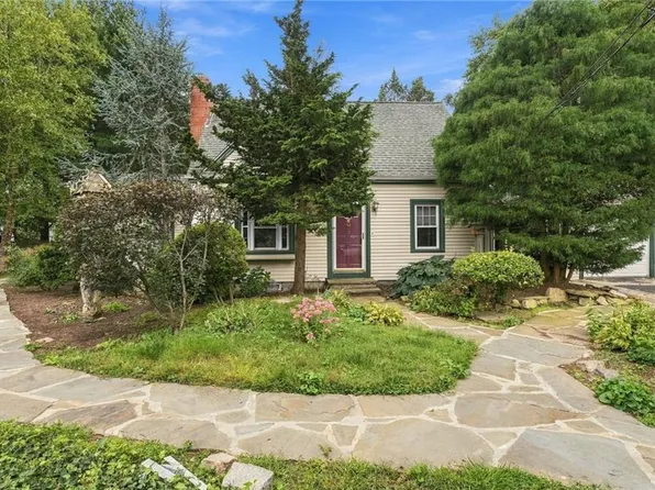 2 Elton Cir, Cranston, RI 02921