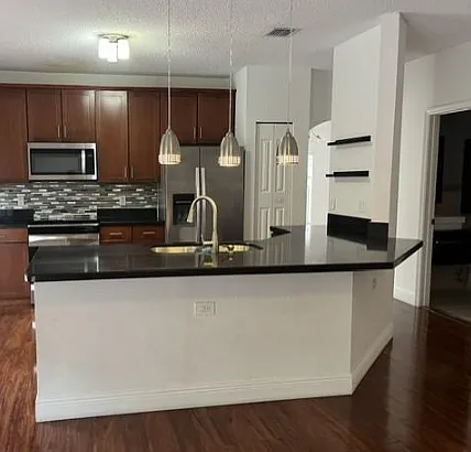 4 bed, 2.5 bath, $5,200 — Photo 4