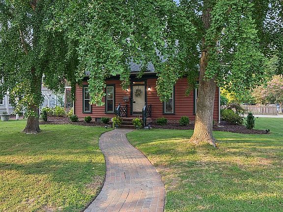 2nd image of 800 River Rd