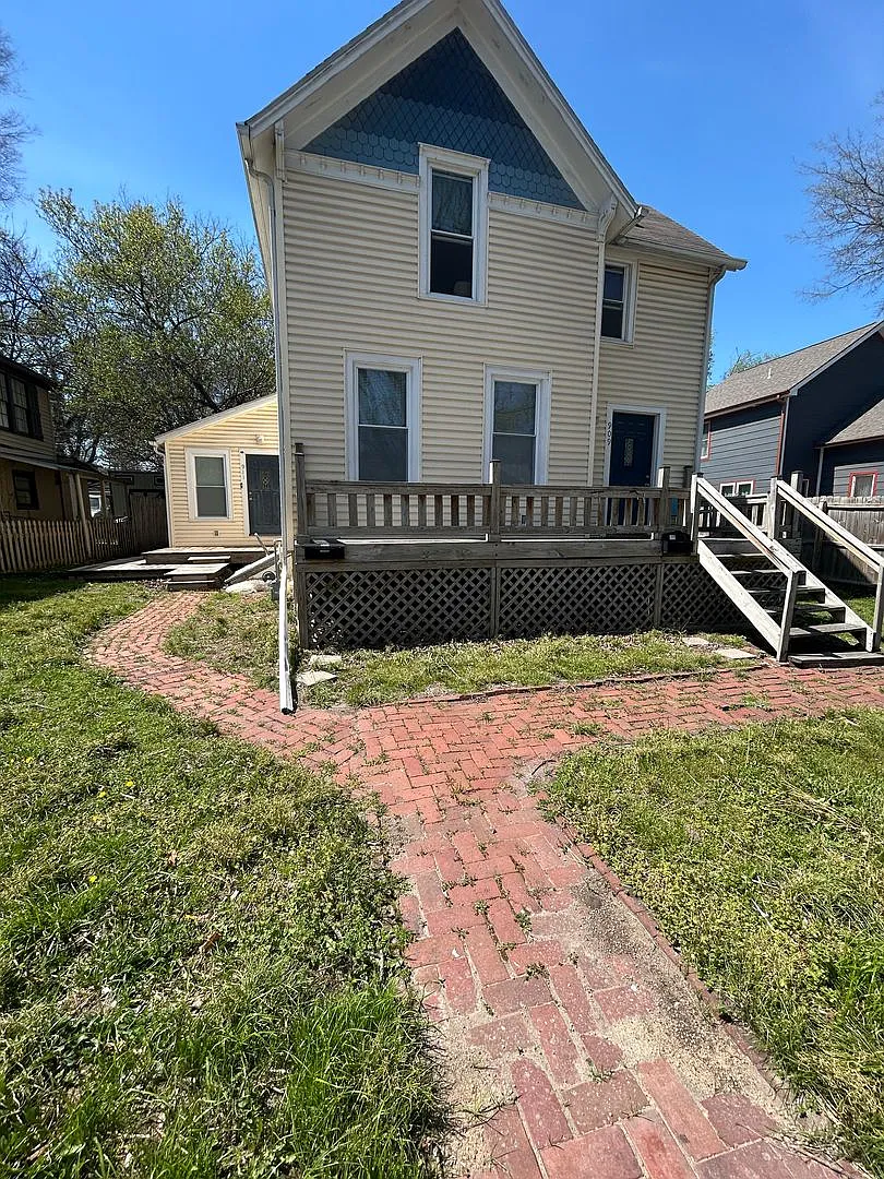 909-911 Connecticut — Photo 2