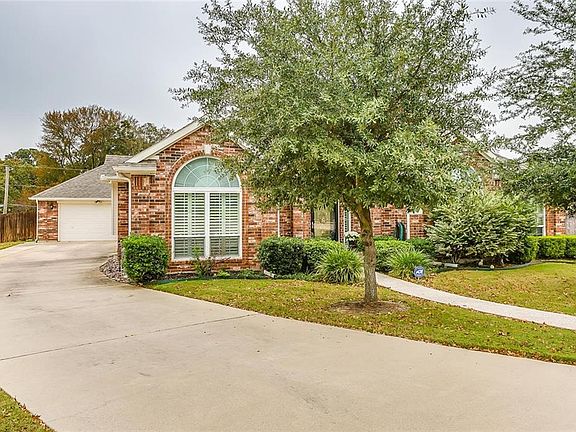 3rd image of 824 Flagstone Dr