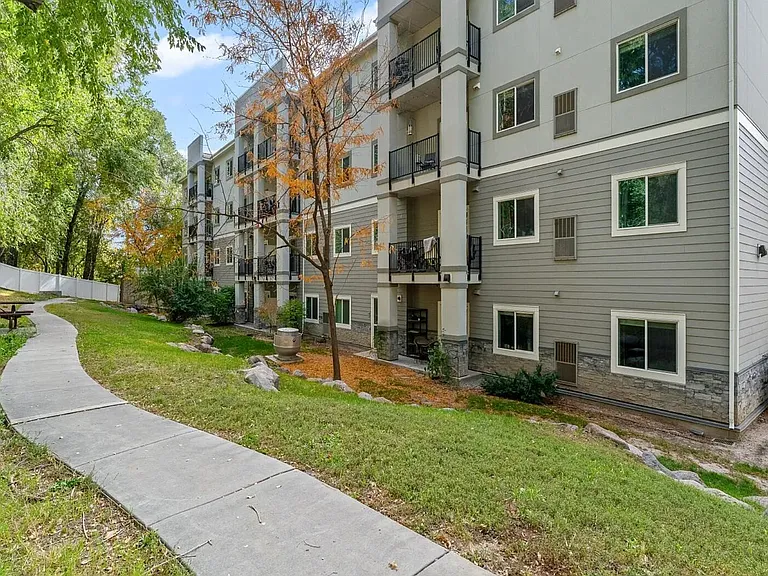 1174 E 3300 S — Photo 36