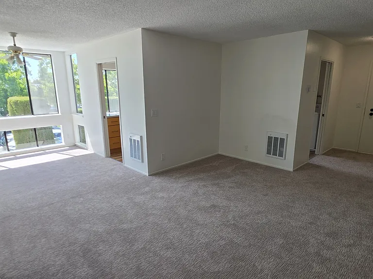 1049 Shell Blvd #8 — Photo 4