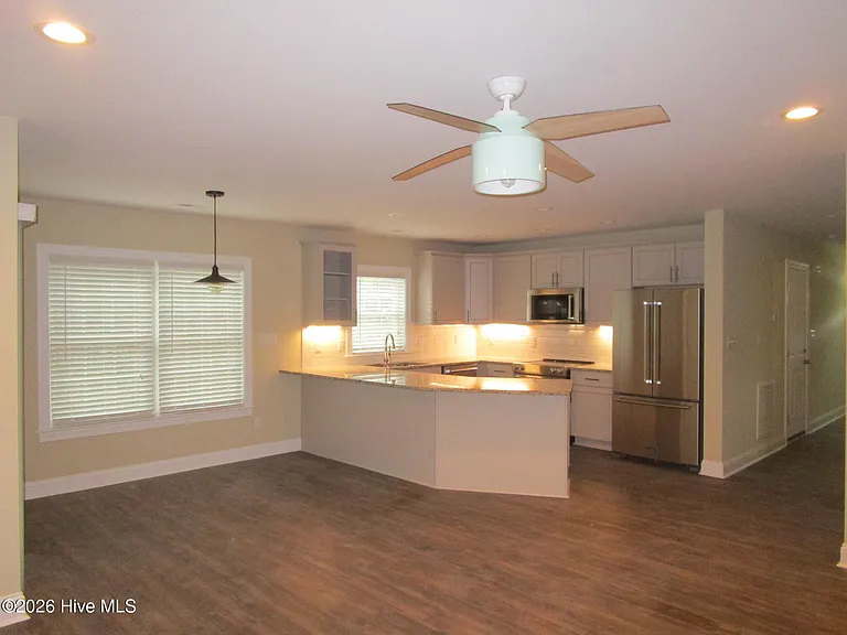 302 Holly St — Photo 6