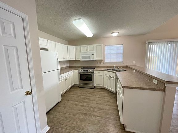 3rd image of 925 Village Ln