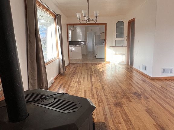 3rd image of 2490 Campbell St